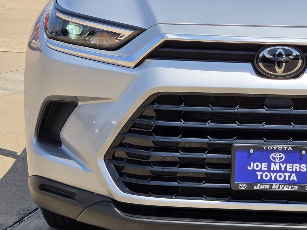 Used 2025 Celestial Silver Metallic Toyota XLE image 5