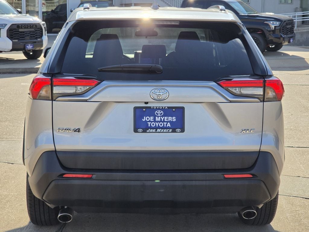 Used 2025 Silver Sky Metallic Toyota XLE image 8