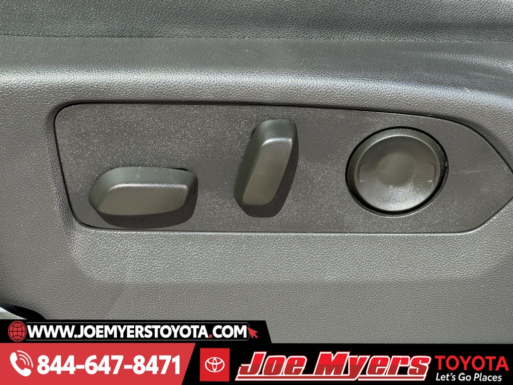 Used 2025 Summit White GMC SLT image 28