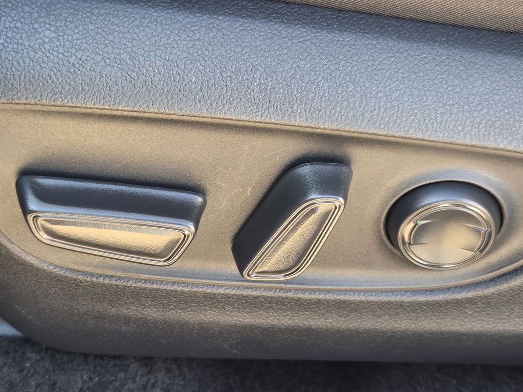 Used 2025 Silver Sky Metallic Toyota XLE image 28