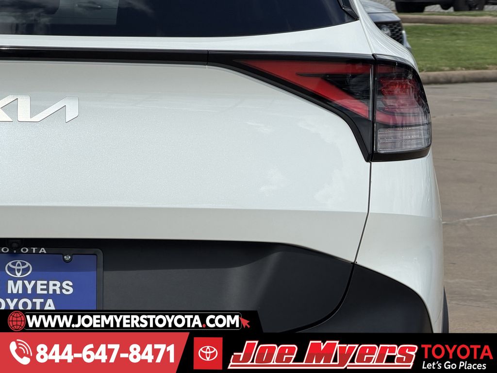 Used 2025 Snow White Pearl Kia LX image 9