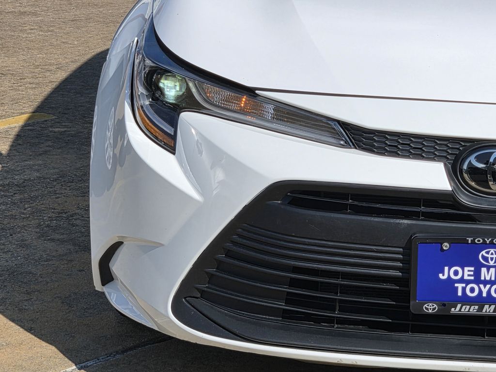 Used 2025 Ice Toyota LE image 5