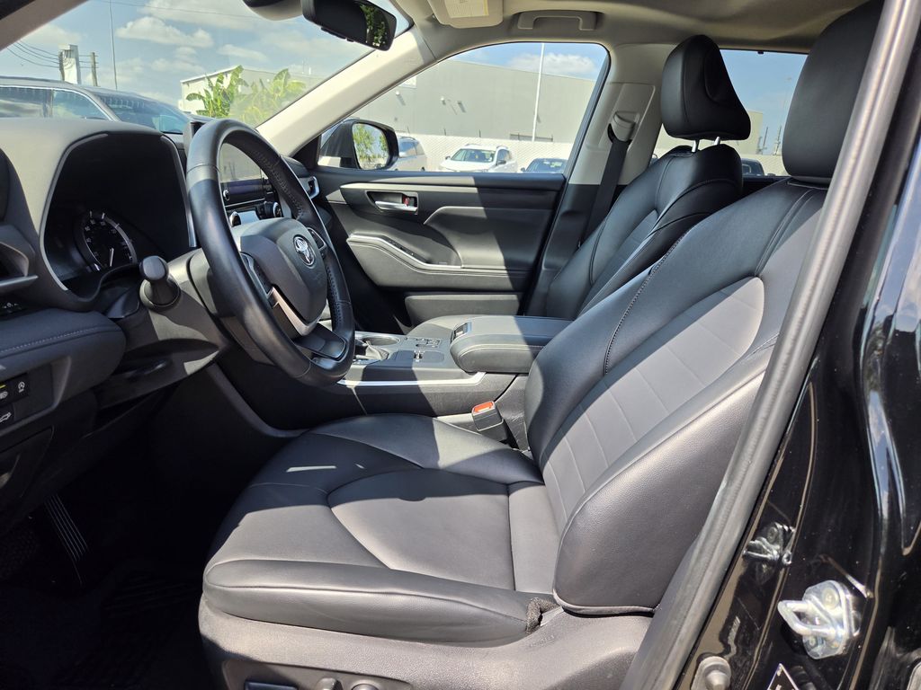 Used 2025 Midnight Black Metallic Toyota XLE image 27