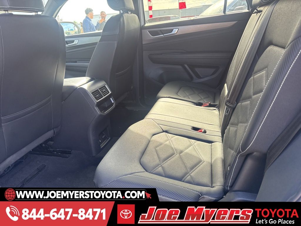 Used 2025 White Volkswagen 2.0T SE w/Technology image 3