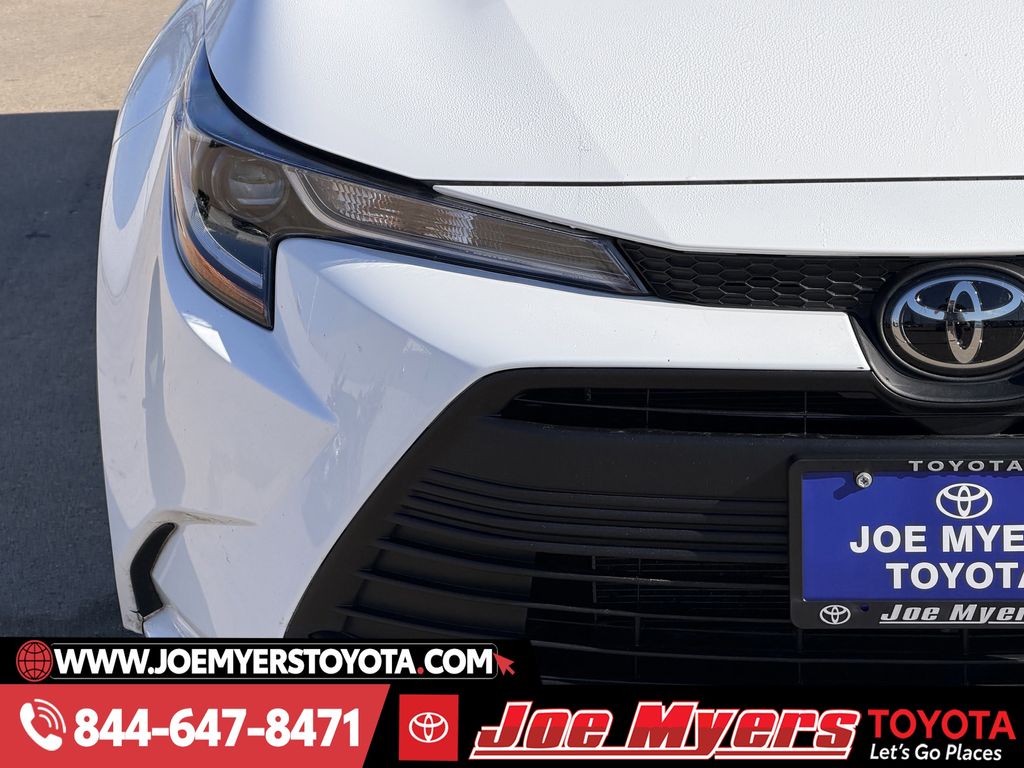 Used 2025 Ice Cap Toyota LE image 5