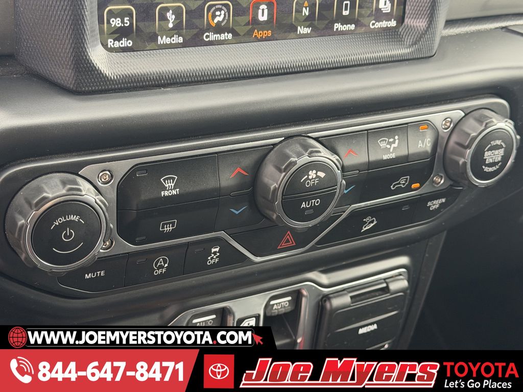 Used 2018 Bright White Clearcoat Jeep Unlimited Sahara image 19