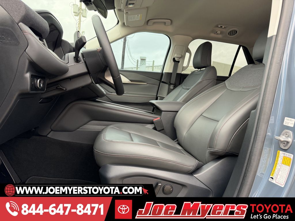 Used 2025 Vapor Blue Metallic Ford Active image 27