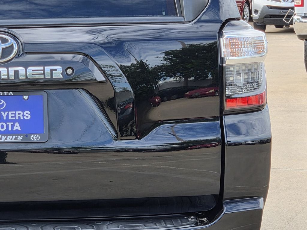 Used 2016 Midnight Black Metallic Toyota SR5 Premium image 9