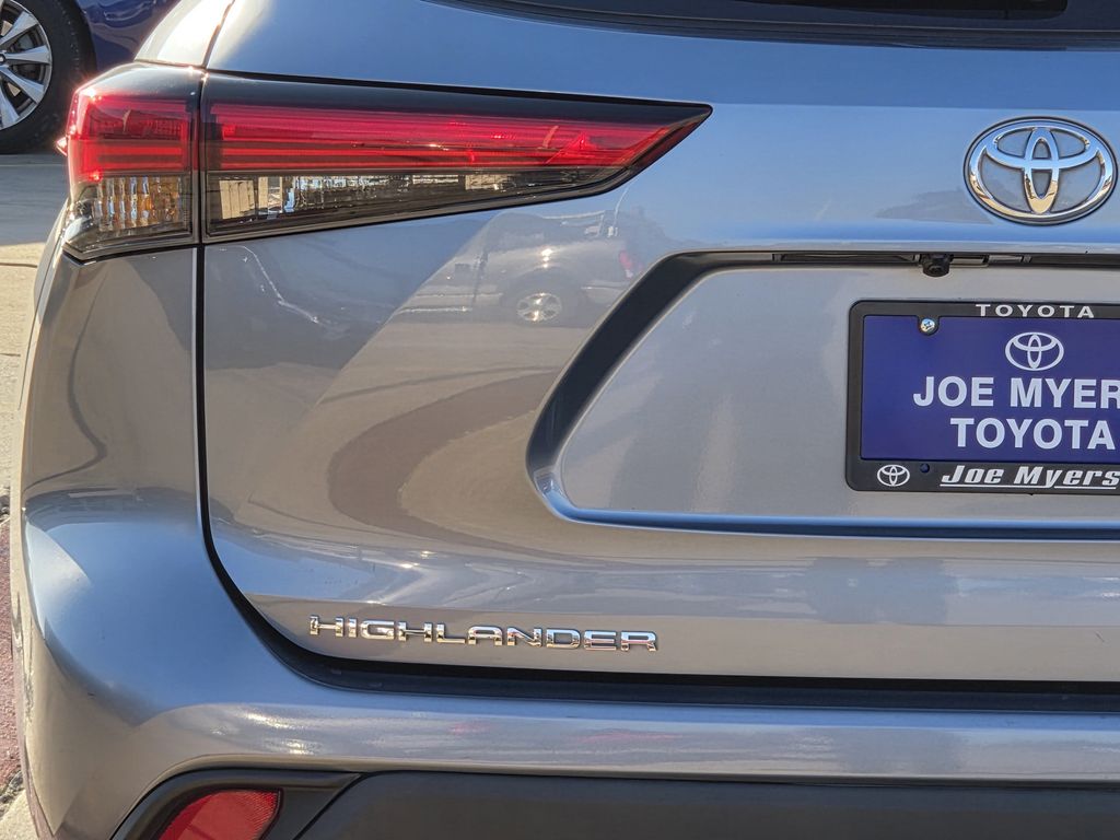 Used 2022 Moon Dust Toyota XLE image 10