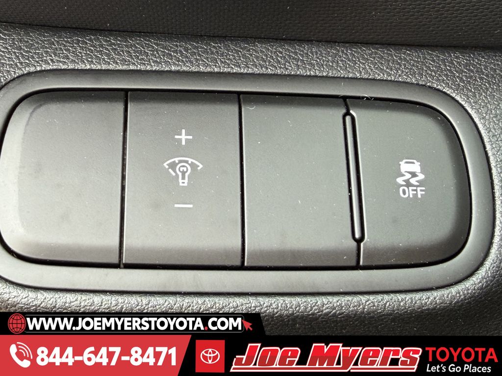 Used 2025 Ultimate Red Hyundai SEL image 25