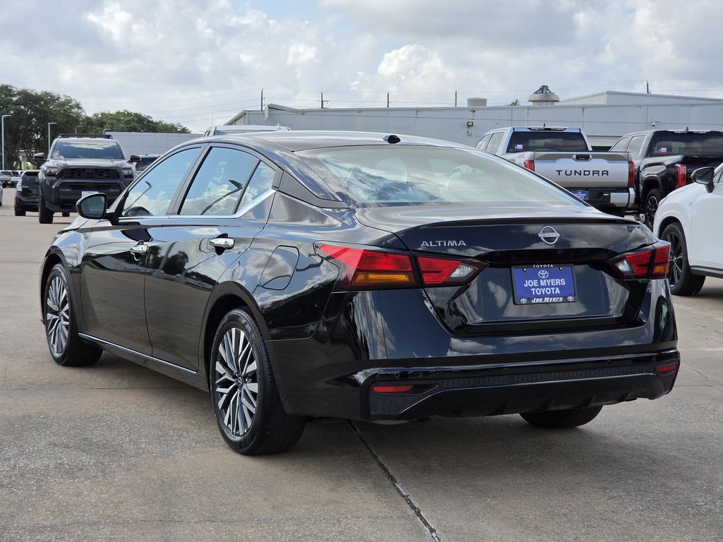 Used 2025 Super Black Clearcoat Nissan 2.5 SV image 7