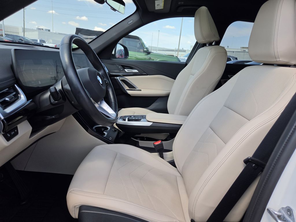 Used 2025 Mineral White Metallic BMW xDrive28i image 26
