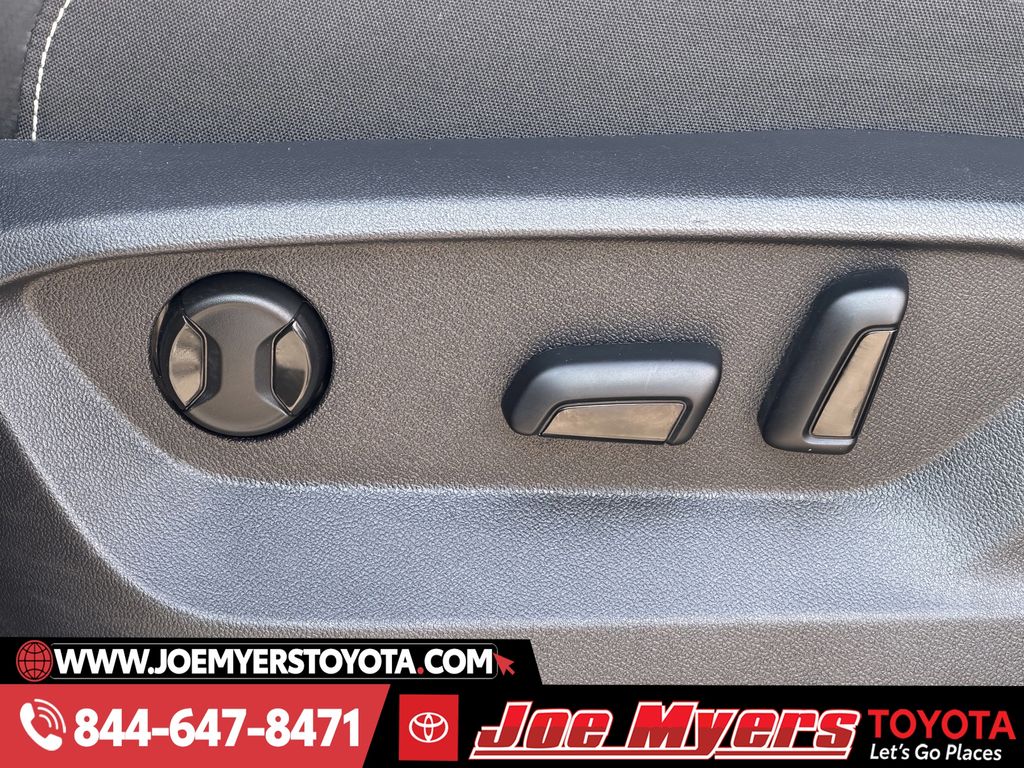 Used 2025 Deep Black Pearl Volkswagen 2.0T SE w/Technology image 28