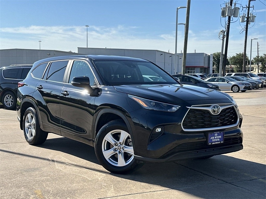 Used 2023 Toyota Highlander LE with VIN 5TDKDRBH3PS004006 for sale in Houston, TX