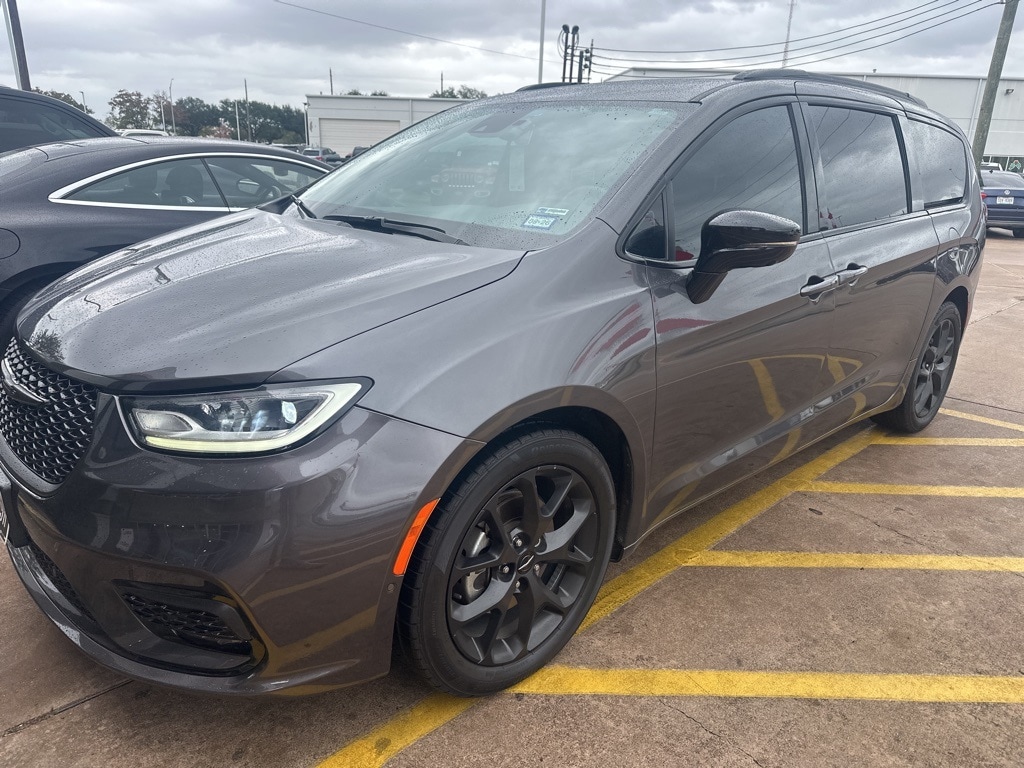 Used 2023 Chrysler Pacifica Limited Minivan/Van