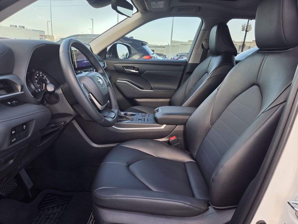 Used 2026 Pearl Toyota XLE image 27