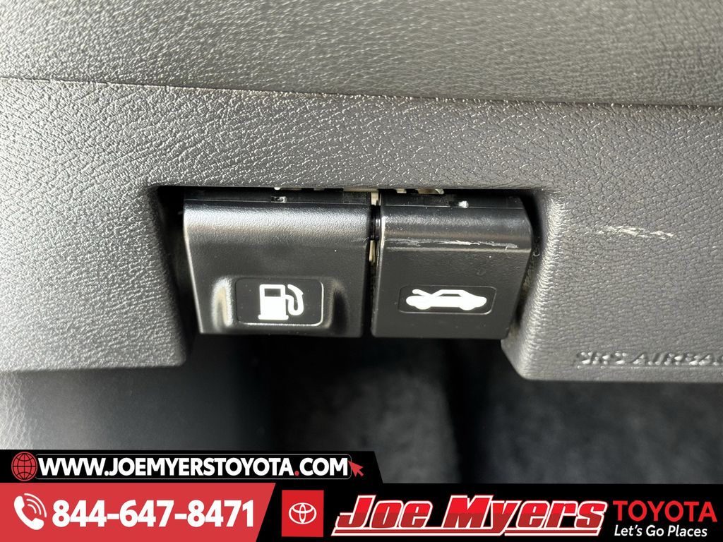 Used 2025 Brilliant Silver Metallic Nissan 1.6 SV image 25