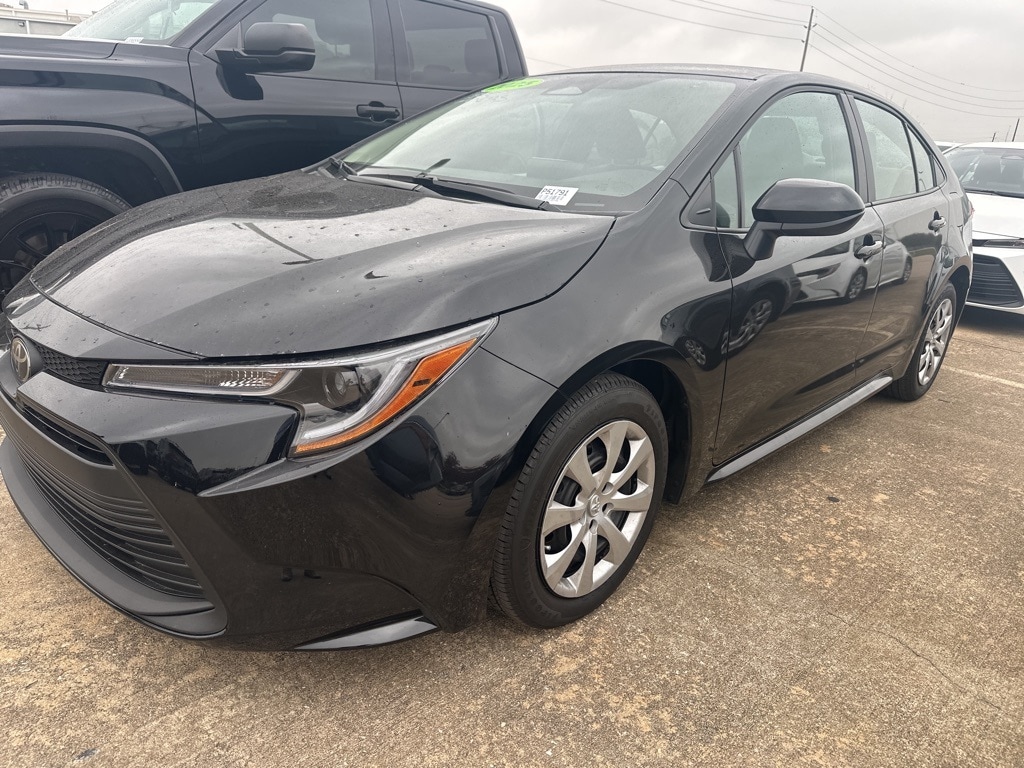 2025 Toyota Corolla LE's photo