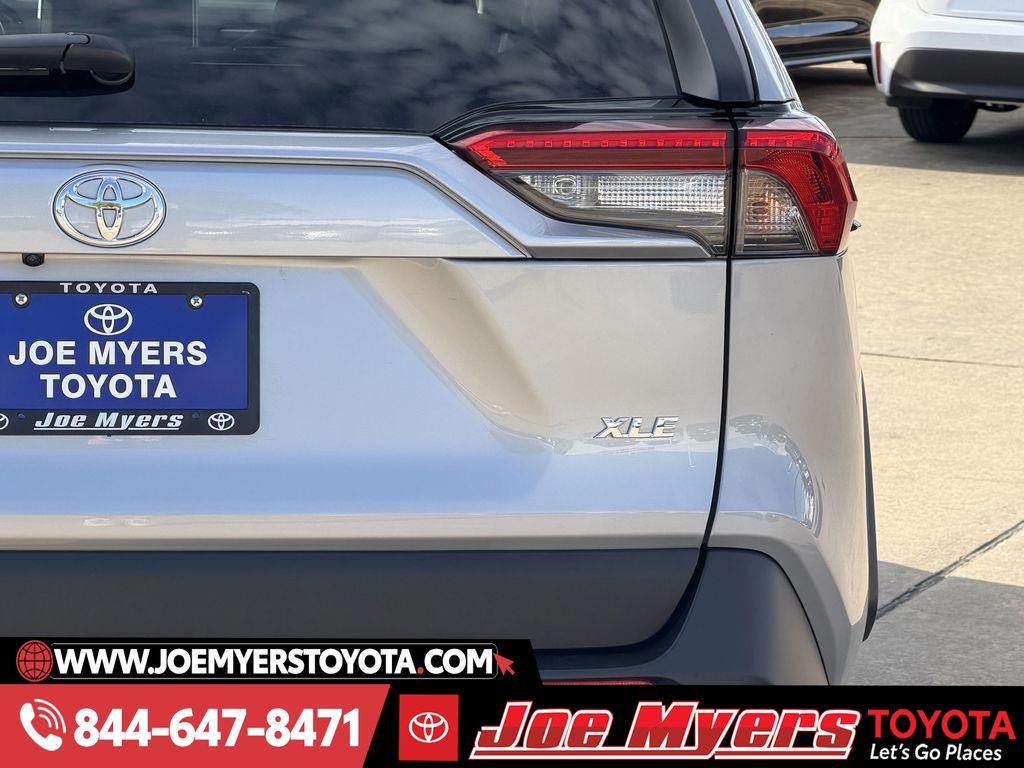 Used 2025 Silver Sky Metallic Toyota XLE image 9