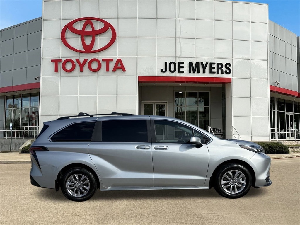 Used 2025 Toyota Sienna LE Minivan/Van