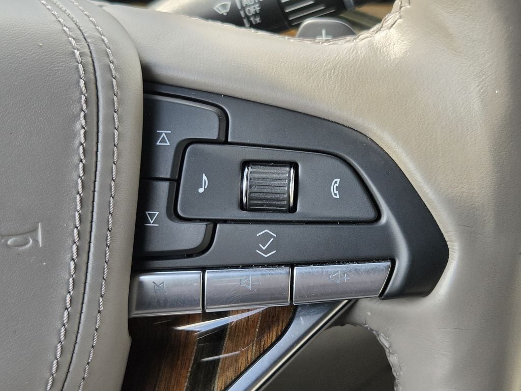 Used 2022 Crystal White Tricoat Cadillac Premium Luxury Platinum image 22