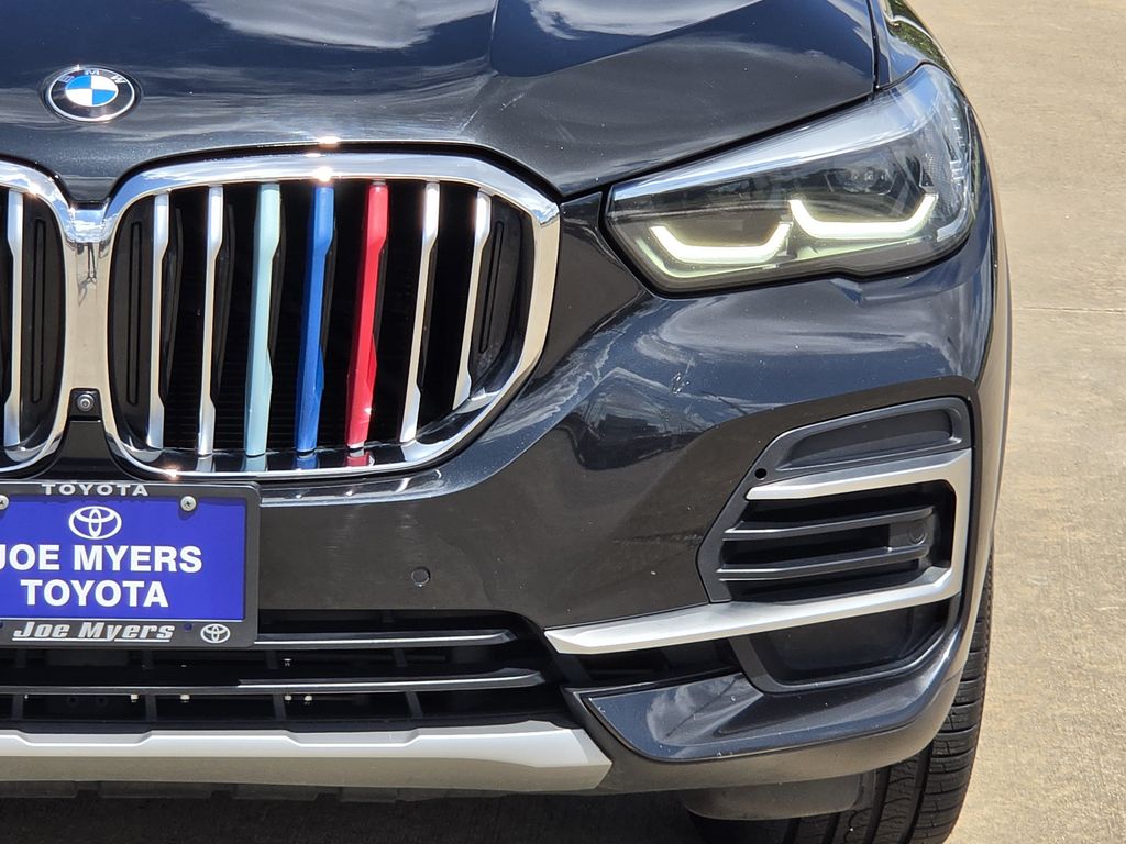 Used 2023 Black Sapphire Metallic BMW sDrive40i image 4