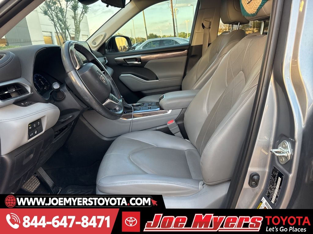 Used 2023 Moon Dust Toyota Platinum image 6