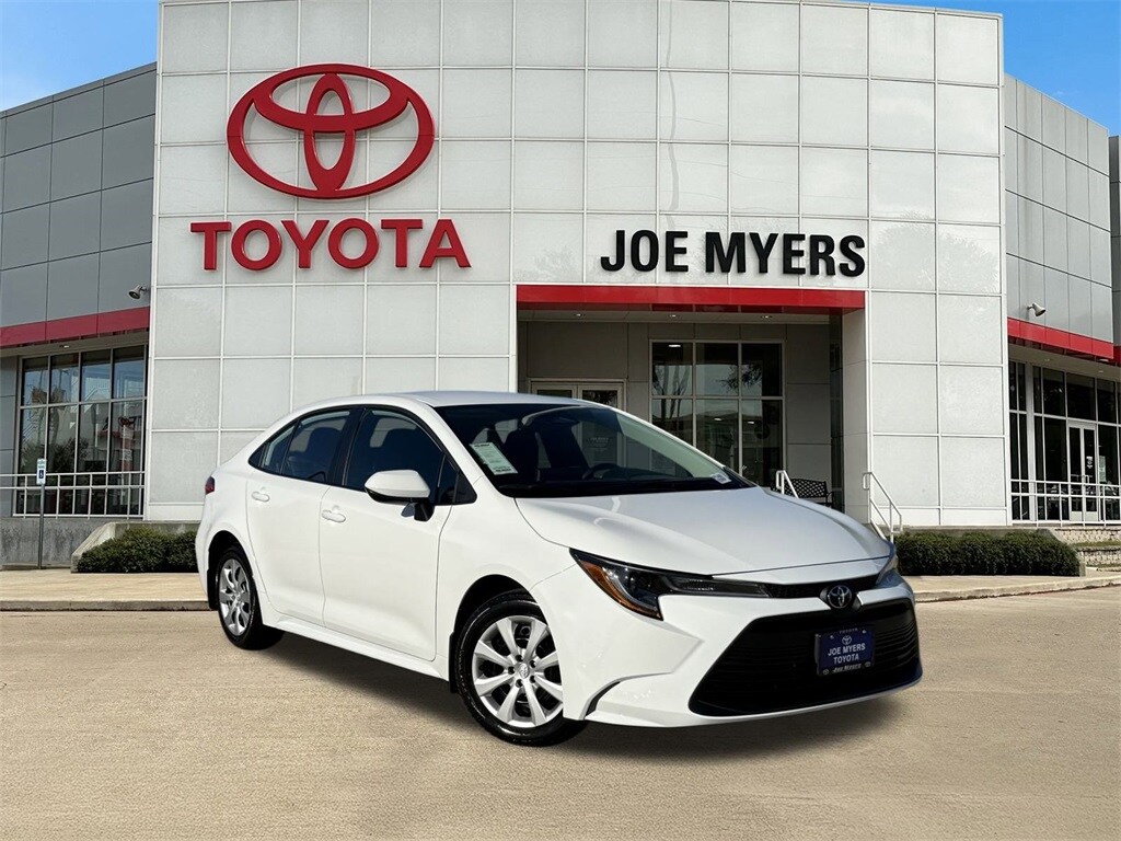 2026 Toyota Corolla LE photo 2