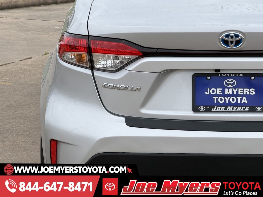 Used 2025 Classic Silver Metallic Toyota LE image 10