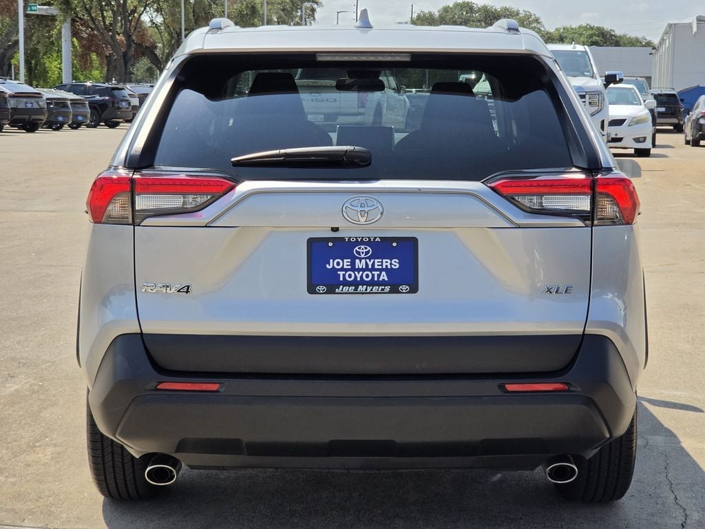 Used 2025 Silver Sky Metallic Toyota XLE image 8
