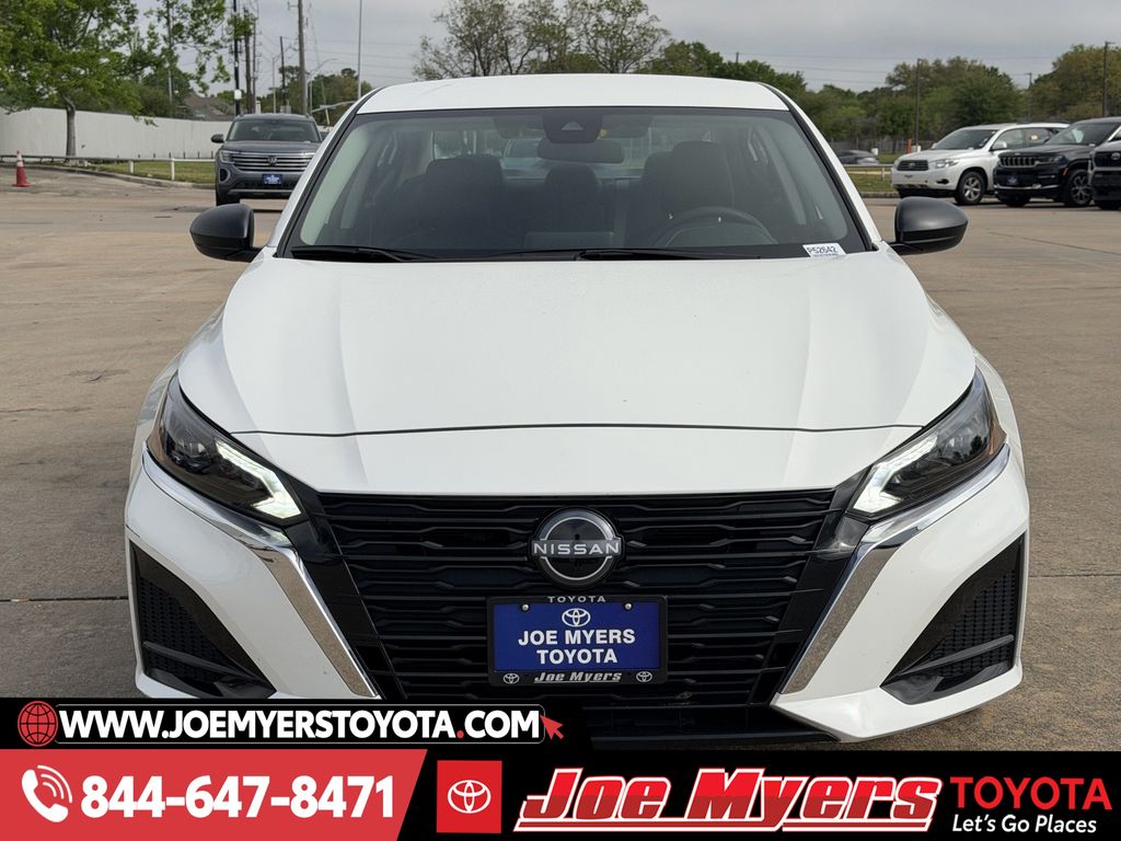 Used 2025 Glacier White Nissan 2.5 SV image 3