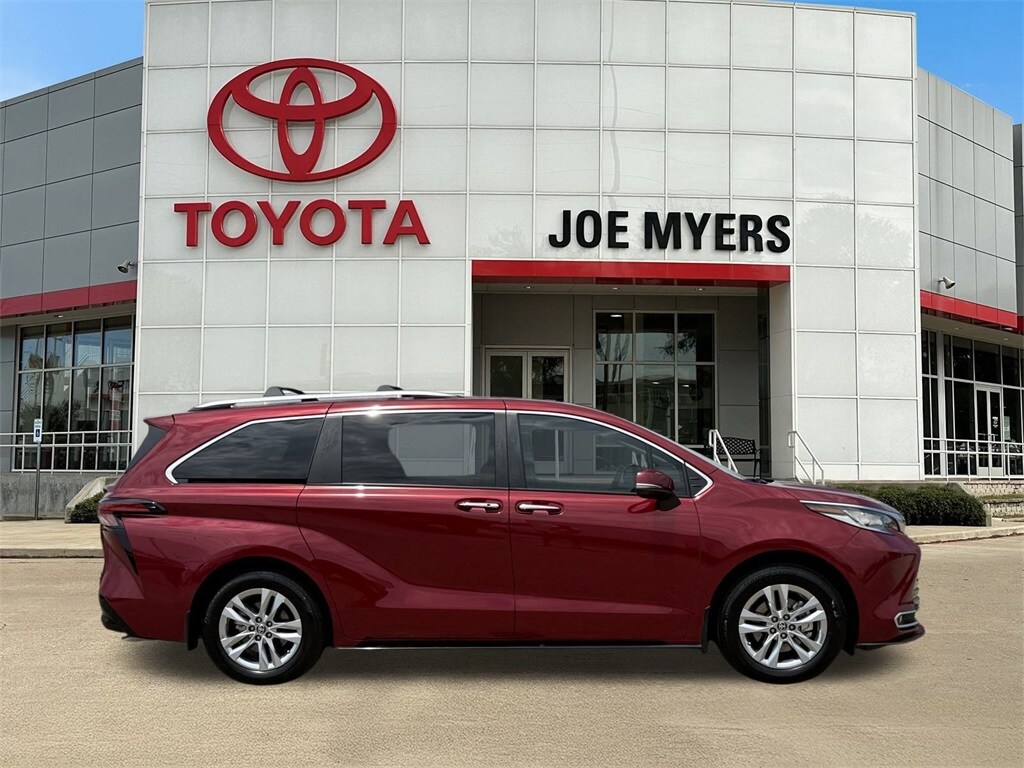 2024 Toyota Sienna Limited photo 3