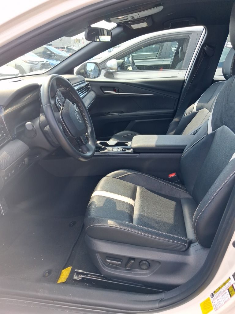Used 2025 Ice Toyota SE image 5