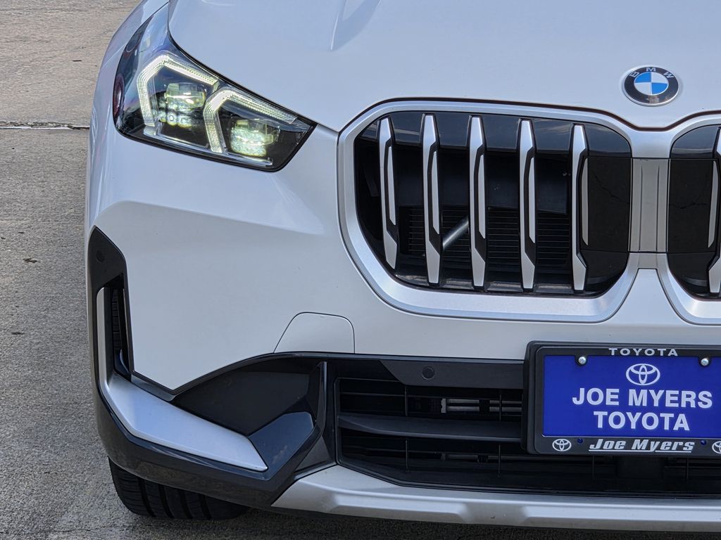 Used 2025 Mineral White Metallic BMW xDrive28i image 5