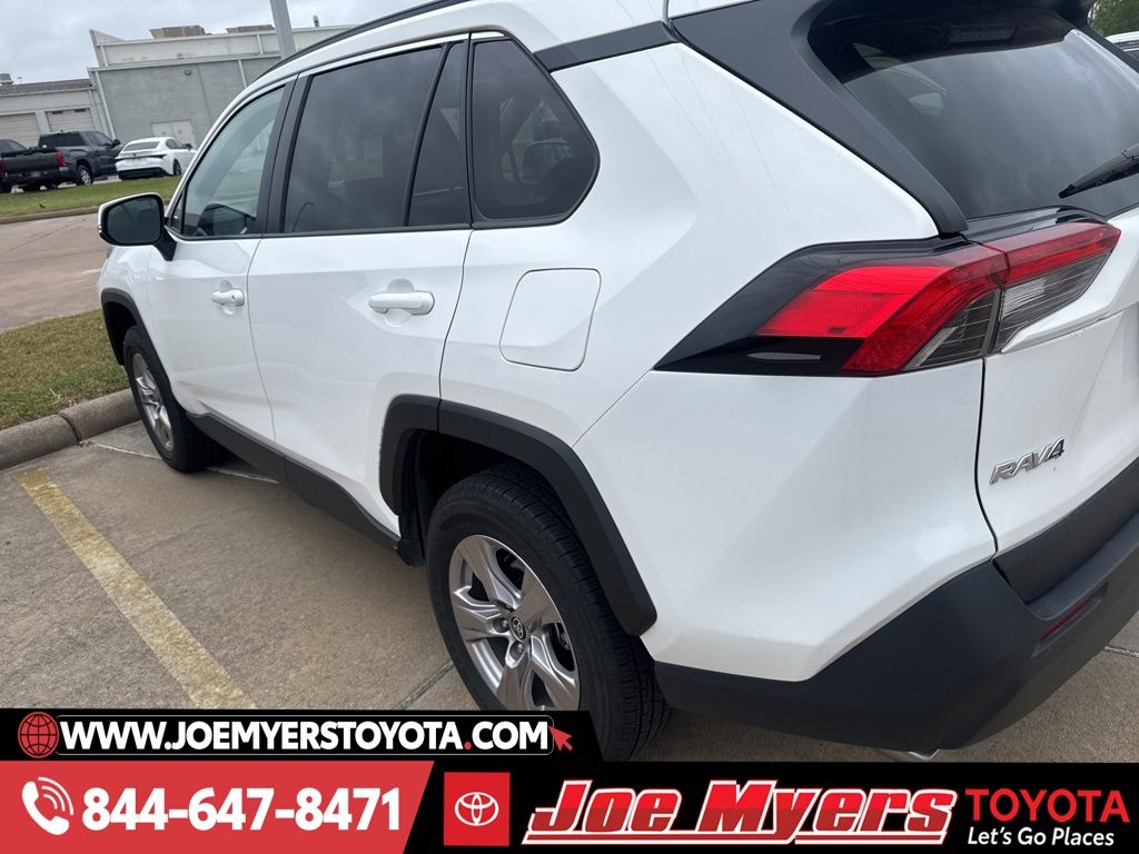 Used 2025 White Toyota XLE image 4