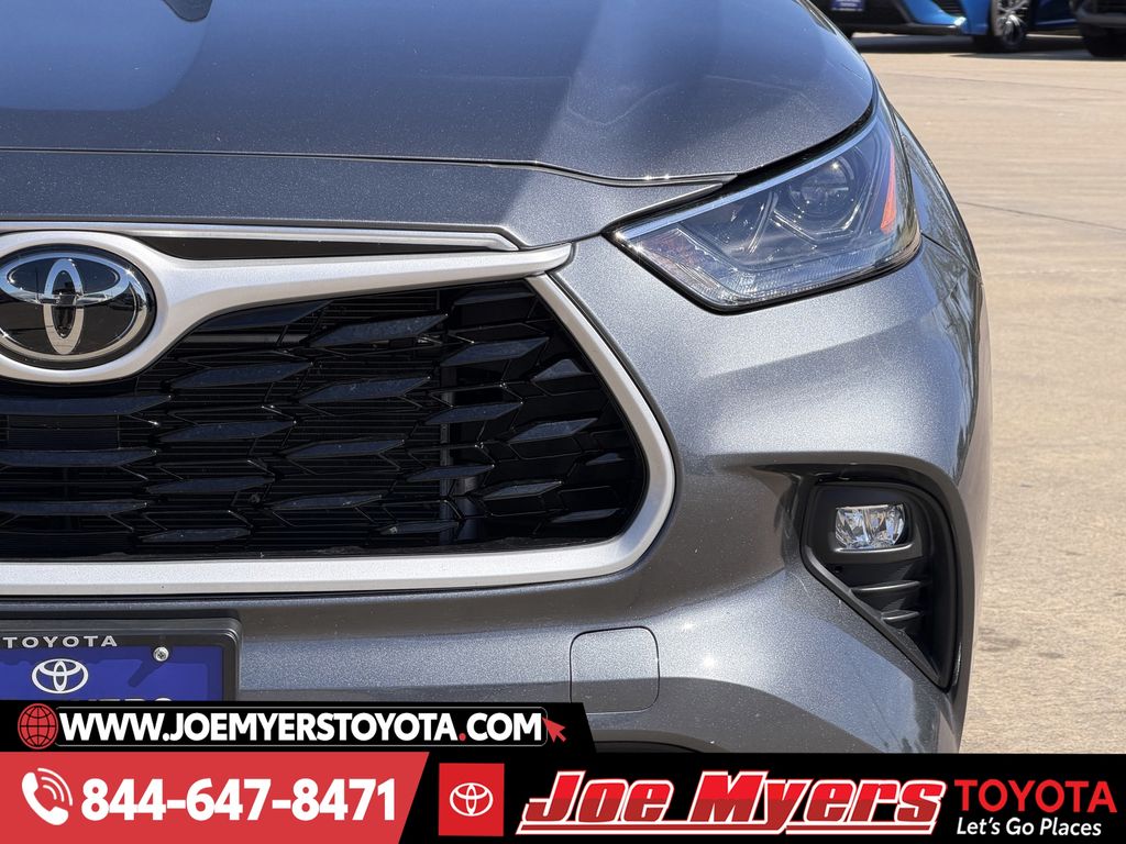 Used 2025 Magnetic Gray Metallic Toyota LE image 4