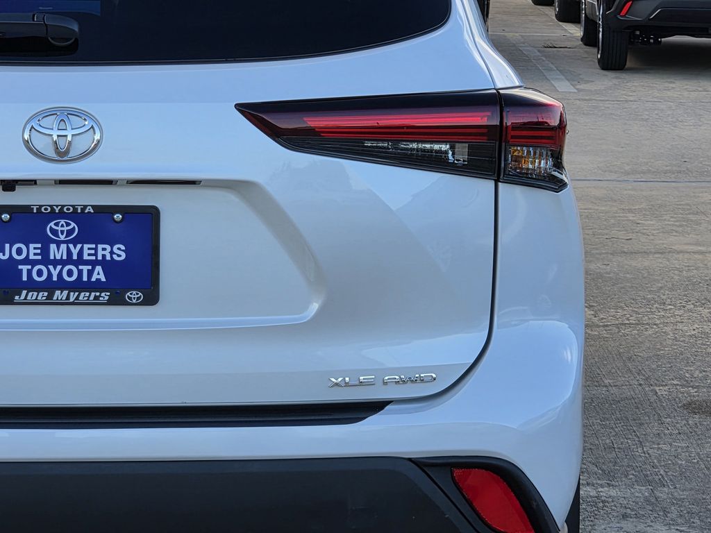 Used 2026 Pearl Toyota XLE image 9