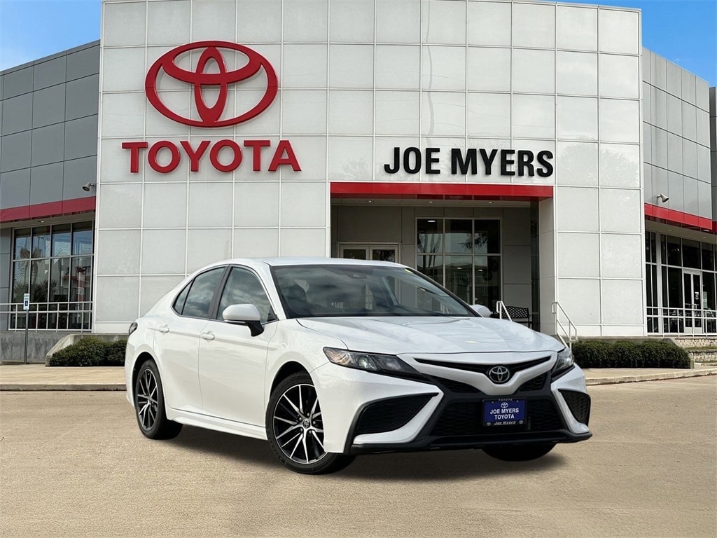 Used 2024 Toyota Camry SE with VIN 4T1G11AK5RU242866 for sale in Houston, TX