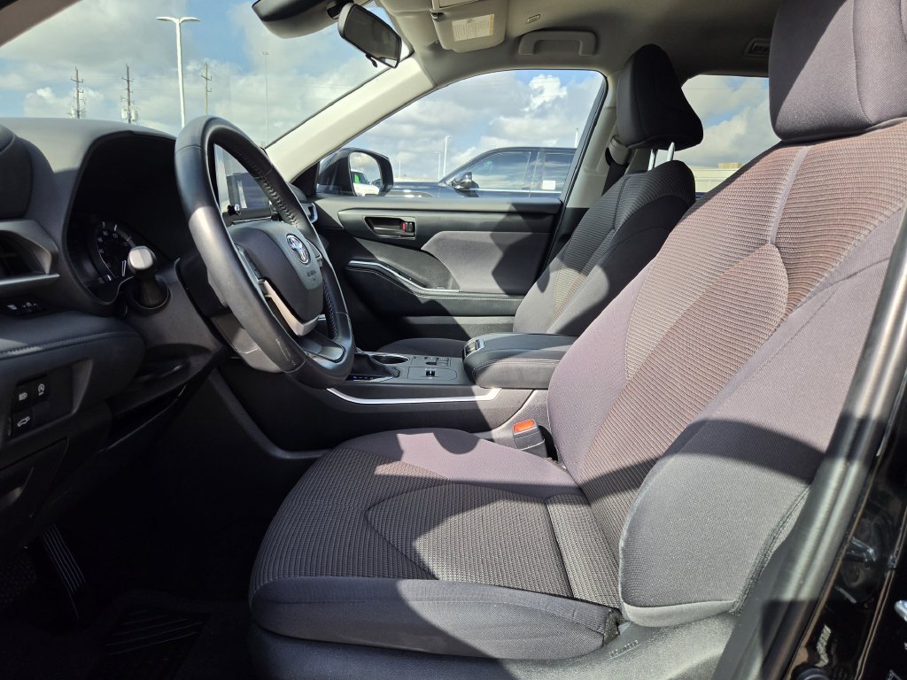 Used 2025 Midnight Black Metallic Toyota LE image 27