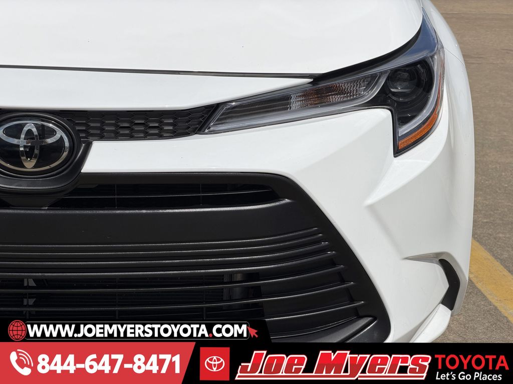 Used 2025 Ice Cap Toyota LE image 4