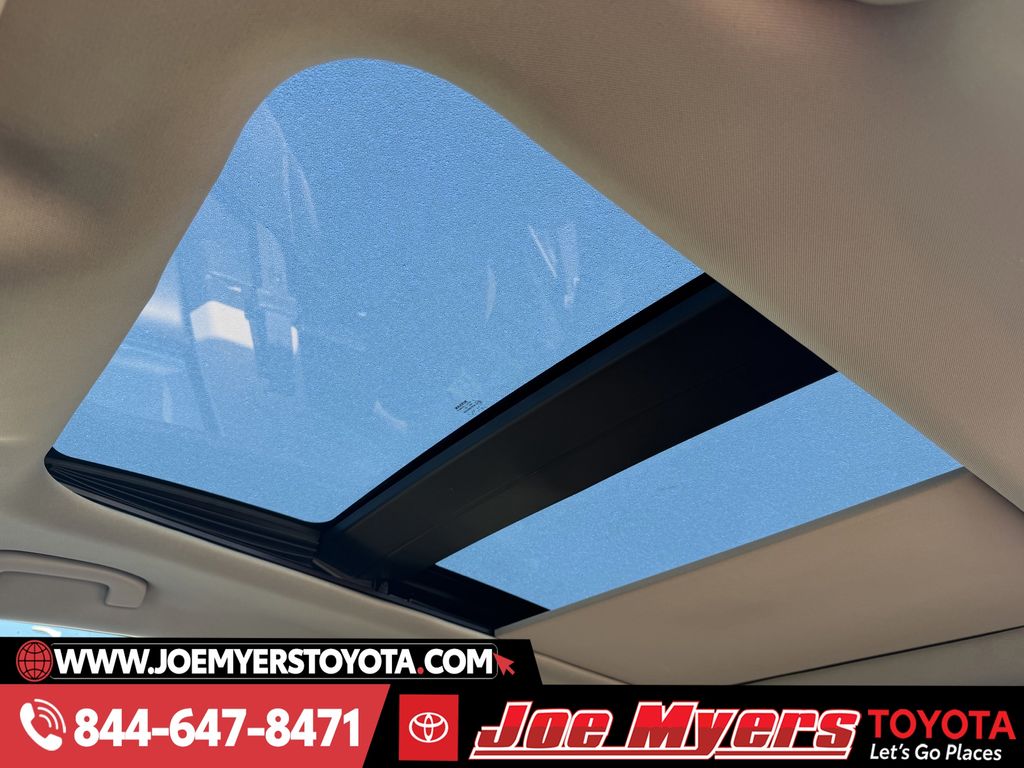 Used 2018 Cayenne Red Metallic Nissan Platinum image 29