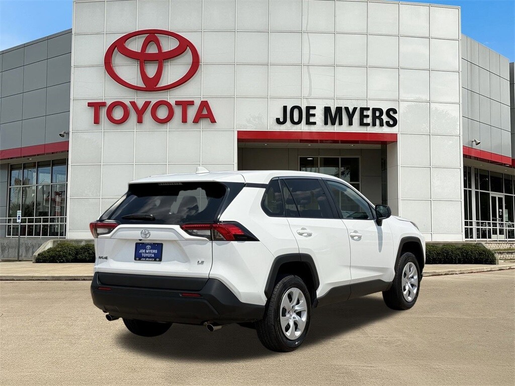 2024 Toyota RAV4 LE photo 4