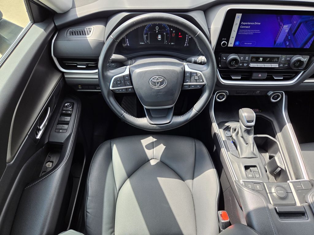 Used 2025 Cloud Toyota XLE image 14