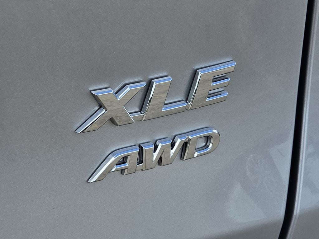 Used 2025 Silver Sky Metallic Toyota XLE image 11