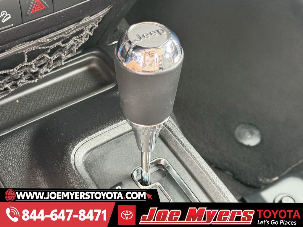 Used 2016 Hydro Blue Pearl Coat Jeep Unlimited Sahara image 21