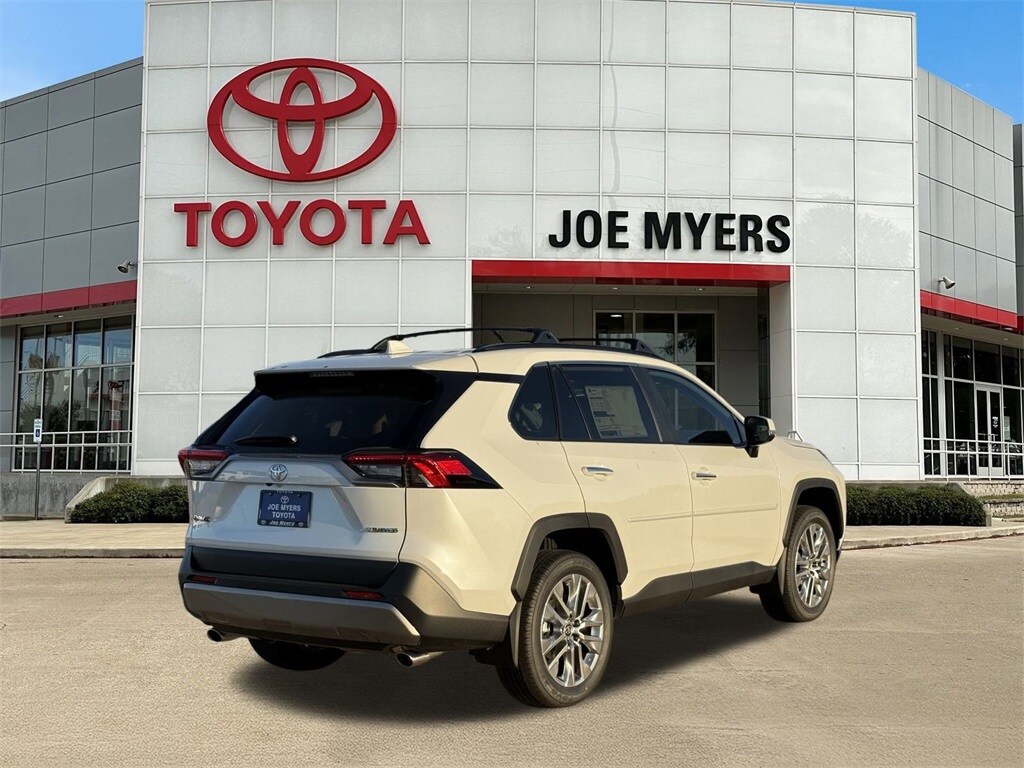 2025 Toyota RAV4 XLE photo 3