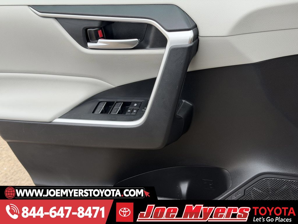 Used 2022 Silver Sky Metallic Toyota XLE Premium image 26