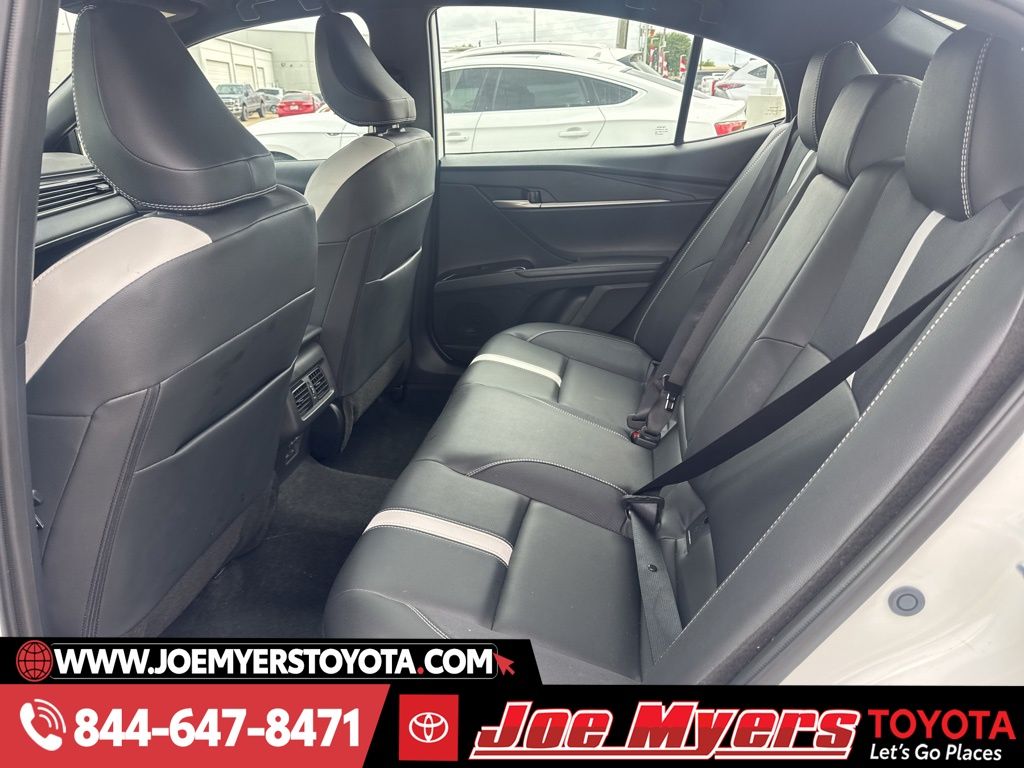 Used 2025 Ice Cap Toyota SE image 3