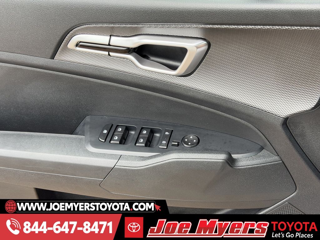 Used 2025 Snow White Pearl Kia LX image 26