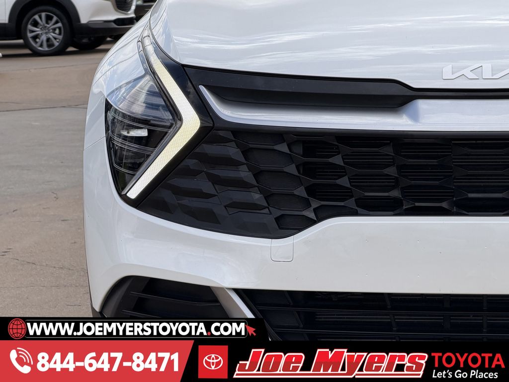 Used 2025 Snow White Pearl Kia LX image 5